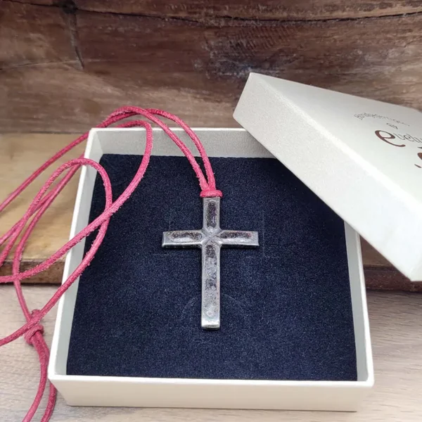 Halskette mit Kreuz aus echtem Silber. Mit rotem Lederband, in der Länge verstellbar. Das Kreuz ist rot emailliert