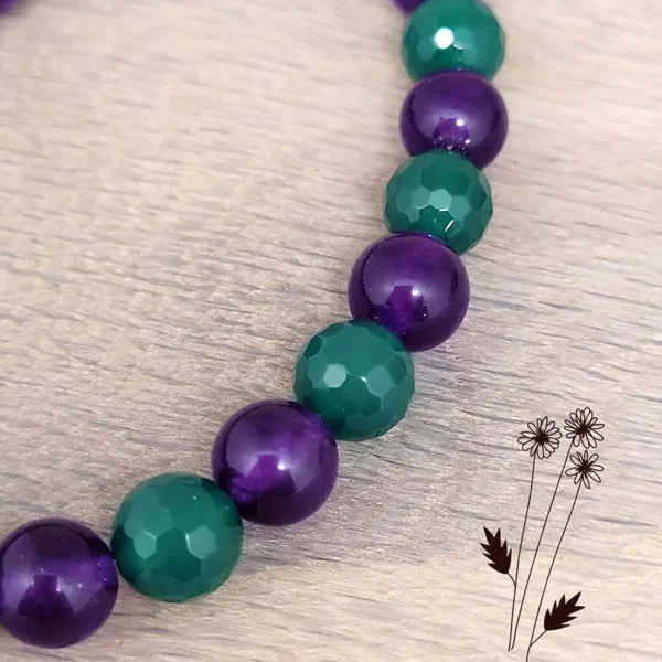 Grüne und Lila Perlen aus Jade bilden das schöne Armband