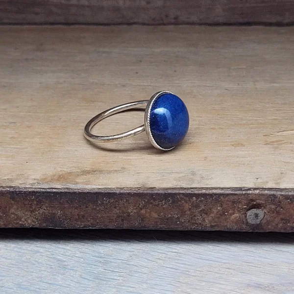 Runder Lapislazuli an silber Ring. Schmale Ringschiene. Handgemacht von der Schmuckdesignerin evelynsdottir