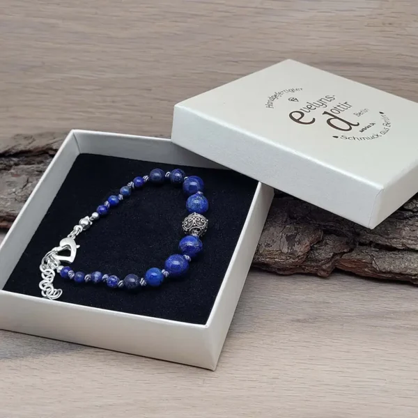 Blaues Armband aus Lapislazuli Perlen. in der Mitte sitzt eine hübsche zislierte versilberte Perle.