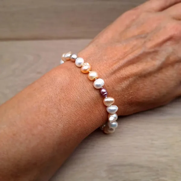 Perlenschmuck in seiner schönsten Form: als elegantes Perlenarband aus Süßwasserperlen in natürlicher Form. Schmuckdesign evelynsdottir Berlin