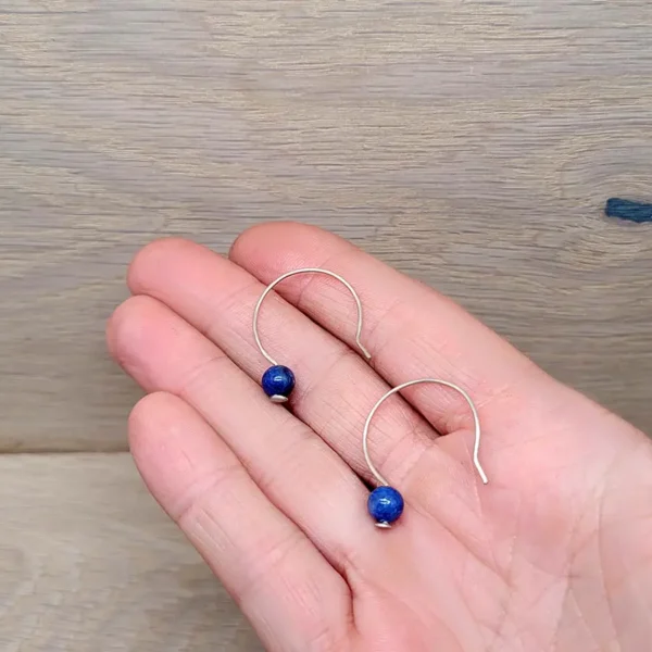 Silberne Creolen mit blauen Perlen aus Lapislazuli.