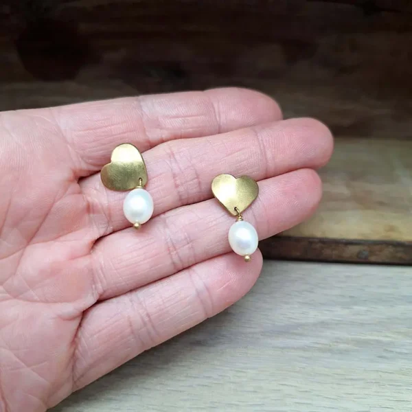 Ohrringe vergoldet, Ohrstecker aaus echtem Silber in Herzform mit schimmernden Perlen