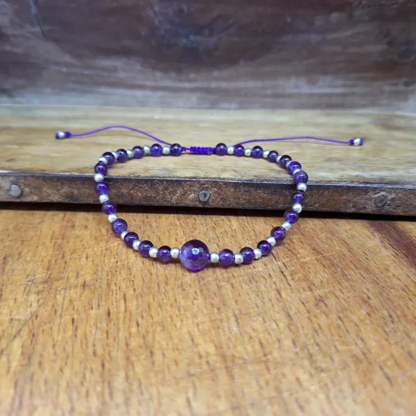 Perlenarmband aus Amethyst. Sternzeichen Schmuck für den Steinbock