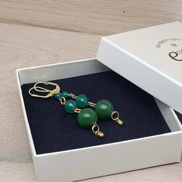 Schöne Ohrringe, als hängende Perlenohrringe mit grüner Jade, vergoldet