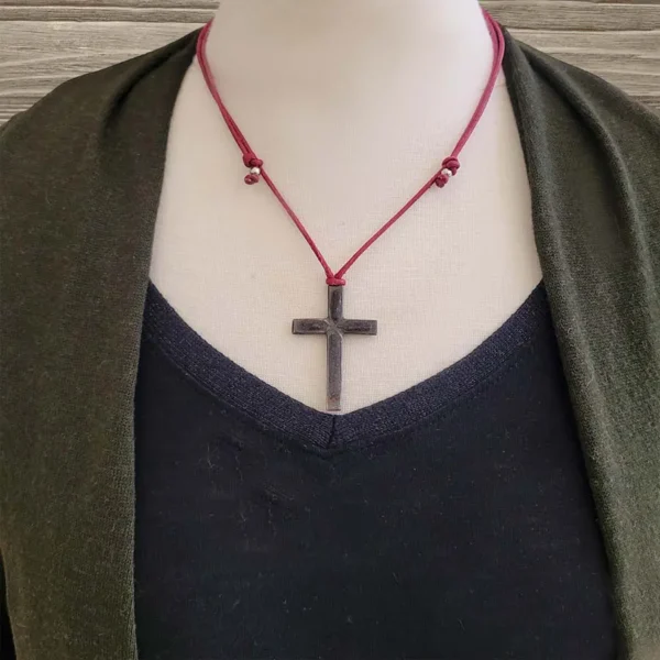 Schöne Leder Halskette ohne Verschluss. In der Länge verstellbar. Anhänger silbernes Kreuz mit roter Emaille