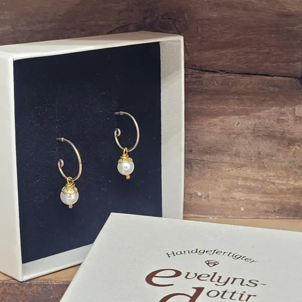 Kleine vergoldete Creolen aus Silber mit Perlen. Die Ohrringe werden mit Ohrsteckern gehalten. Schmuckdesign evelynsdottir