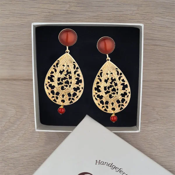 Rote Ohrringe mit orientalischen Tropfen aus filigranen Ornamenten.