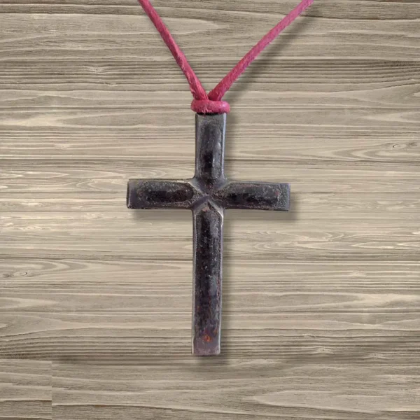 Kreuzkette, Halskette mit Lederband. Das Kreuz ist Silber und mit dunkelroter Emaille.