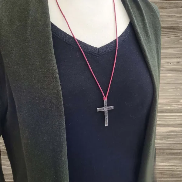 Dunkelrot emailliertes Kreuz aus Silber. Mit Lederband in Rot
