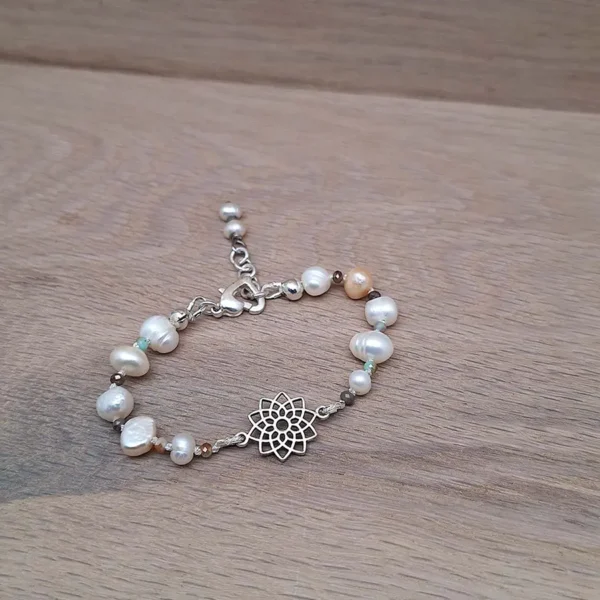 Schönes Armband aus hellen Perlen, Muschelperlen. Kleine Hämatitperlen sitzen zwischen jeder Perle