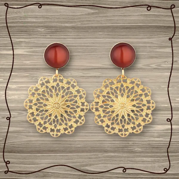 Vergoldete Ohrringe mit rotem Karneol in runden Ohrsteckern und runden, floralen Ornamenten.