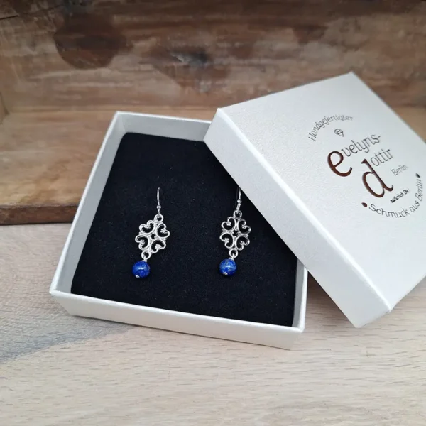 Blaue Perlenohrringe mit versilberten Ornamenten in Rautenform und Lapislazuli Perle