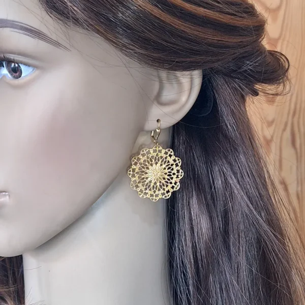 Runde Ornament Ohrringe an Ohhängern. Echt vergoldet. Die Ohrringe sehen etwas orientalisch aus oder floral.