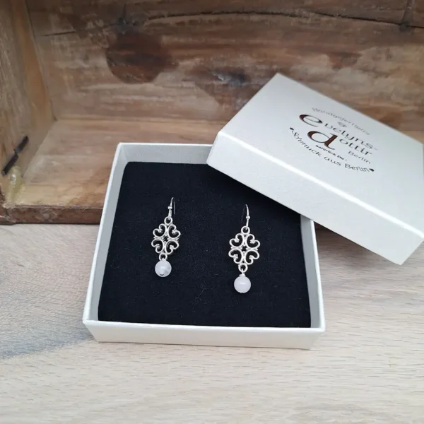 Rosenquarz Ohrringe mit kleinen versilberten Ornamenten in Rautenform und einer Perlen