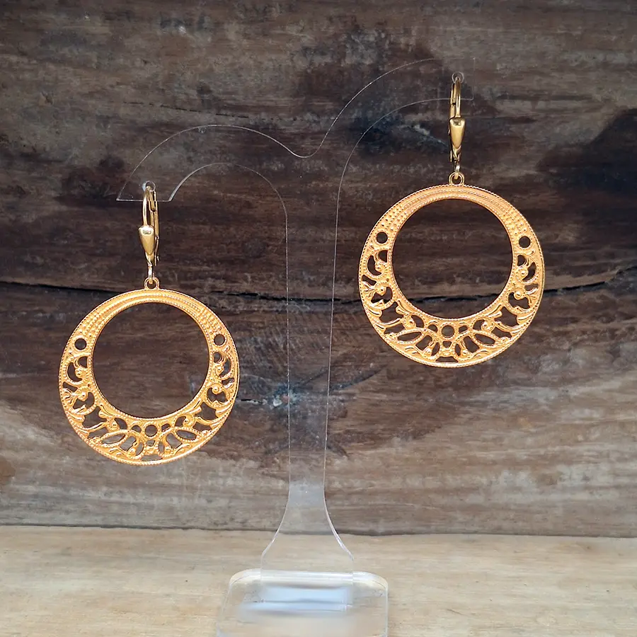 Vergoldete Loop Ohrringe mit runden zarten Ornamenten.