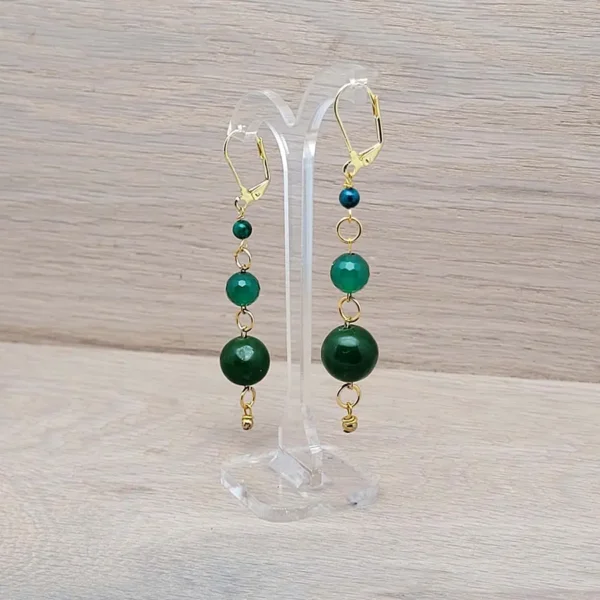 Schöne lange Hängeohrringe, vergoldet mit drei grünen Jadeperlen. Die Ohrringe sind filigran gearbeitet und daher relativ leicht.