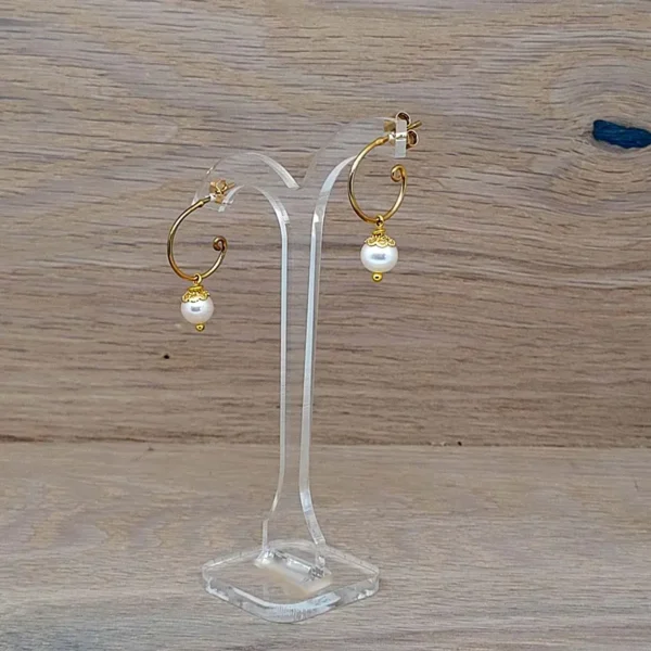 Schöne Ohrringe aus Silber vergoldet mit schönen echten Perlen. Handgefertigter Schmuck aus Berlin von Schmuckdesign evelynsdottir