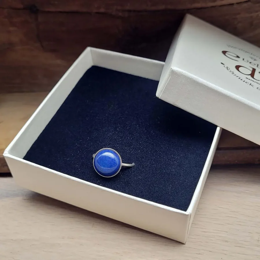 Silberner Ring mit Lapisllazuli. Schöner blauer Ring aus echtem Silber. Handgefertigter Schmuck von evelynsdottir