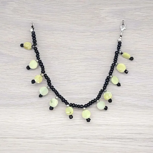 Fußkettechen aus schwarzen Onyx Perlen mit kleinen Anhängern ringsherum aus gelber Jade