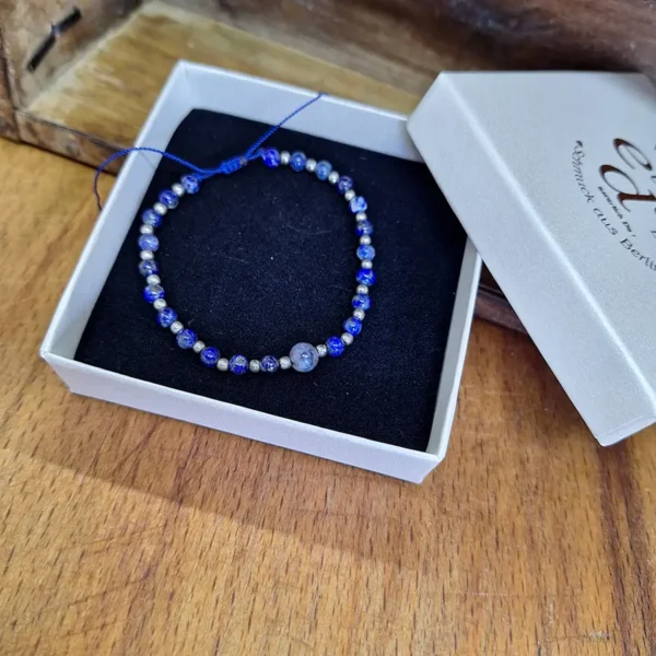 Armband aus blauen Perlen! Lapislazuli und versilberten Perlen. Ein Schmuckstück für das Stternzeichen Schütze