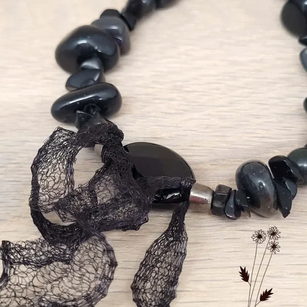 Handgemachtes sschwarzes Armband mit Onyx Perlen und schwarzer Schleife aus Zauberschlauch, dieser kann nach herzenslust geformt werden.