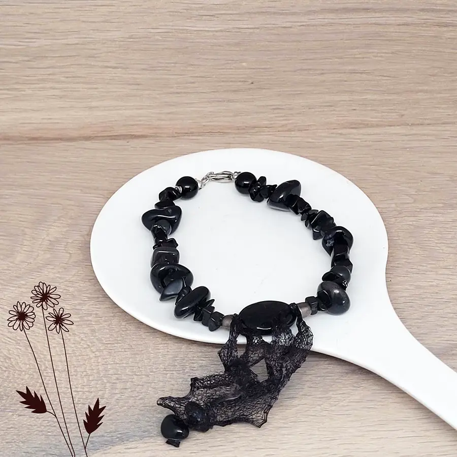 Schwarzes Armband aus Onyx Perlen mit schöner schwarzer Schleife aus Zauberschlauch. Ein eleganter Hingucker am Handgelenk