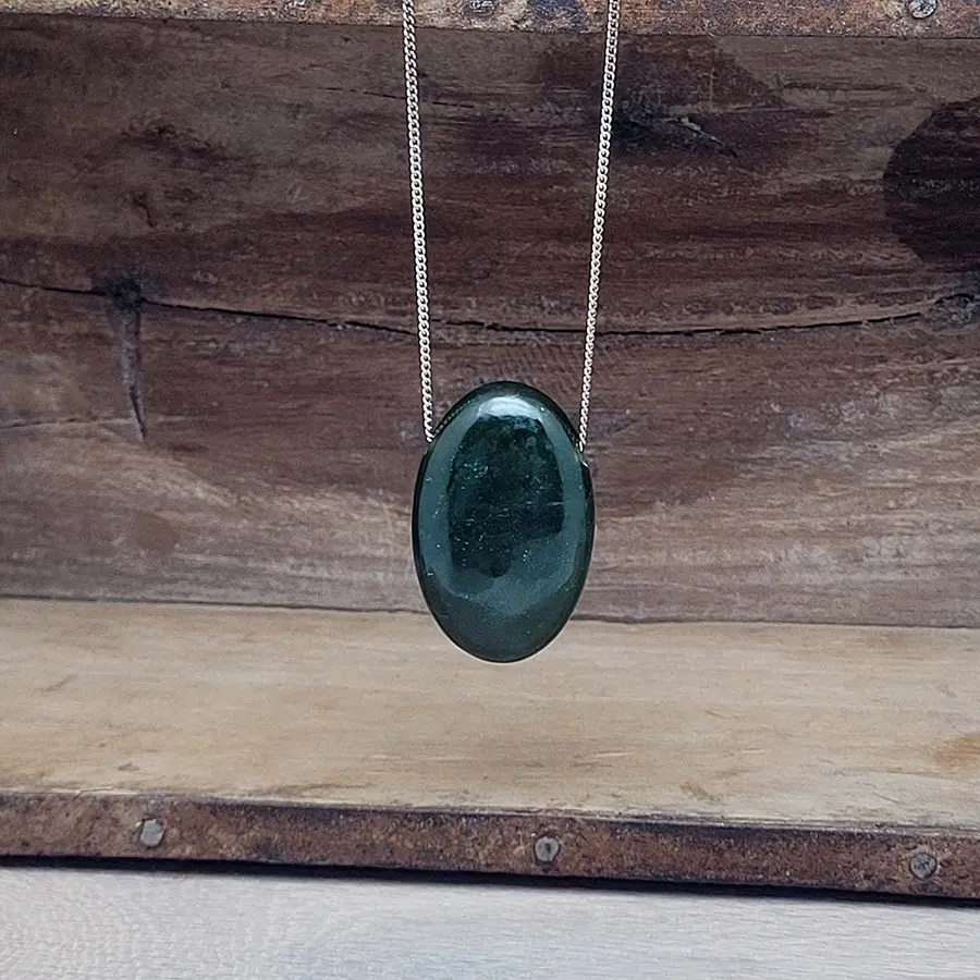 Lange Silberkette mit grünem Trommelstein aus Jade!