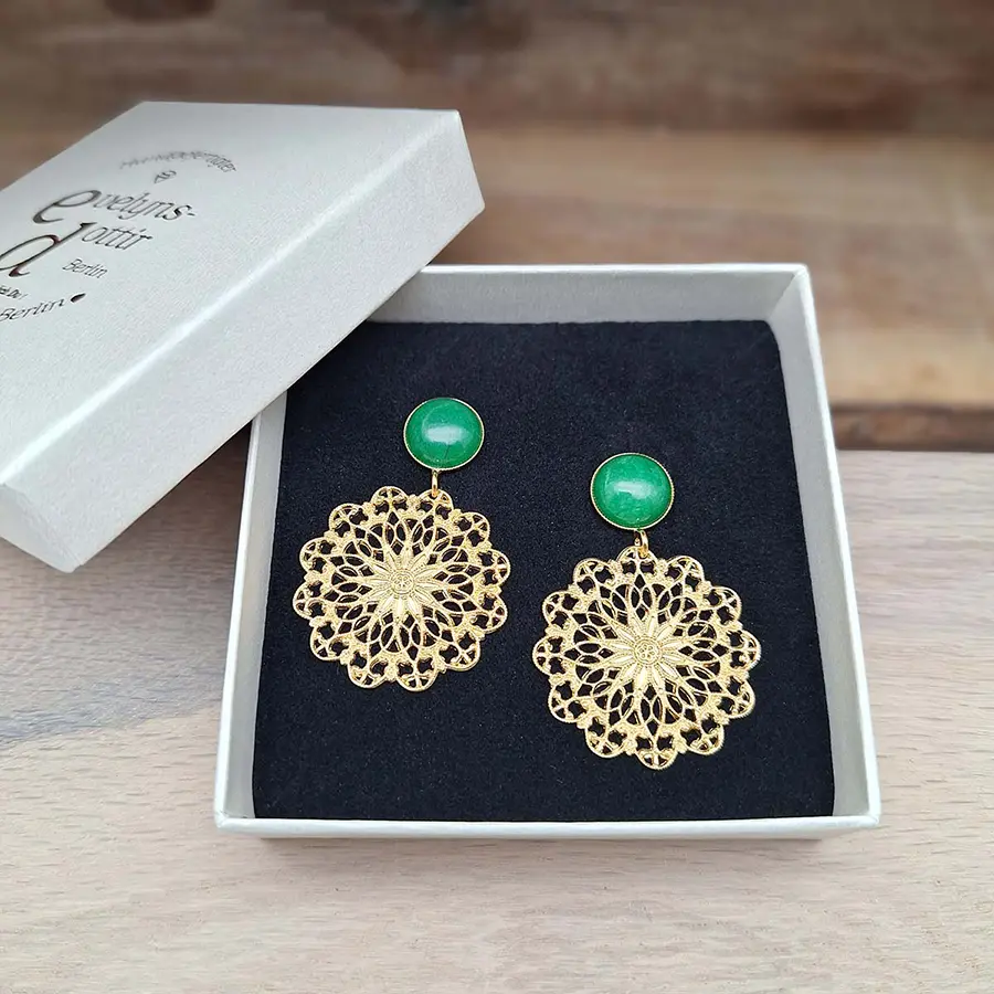 Jade Ohrringe mit vergoldeten Ornamenten. Runde Ohrstecker mit Jadestein und runden Ornamenten