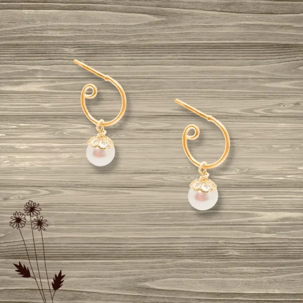 Vergoldete Ohrringe als kleine Creolen aus Silber mit Perlen und hübschen Perlkappen. Kleine verspielte Ohrringe