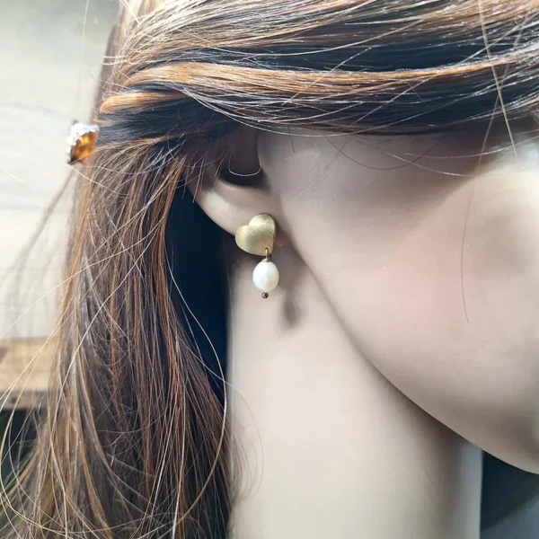 Perlen Ohrringe vergoldet in Herzform mit schimmernden Perlen. Schmuckdesign aus Berlin