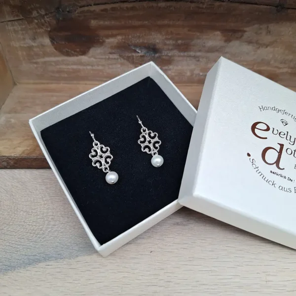 Schöne Ohrringe, Hochzeitsschmuck, kleine Ornamentohrringe mit einer Perle