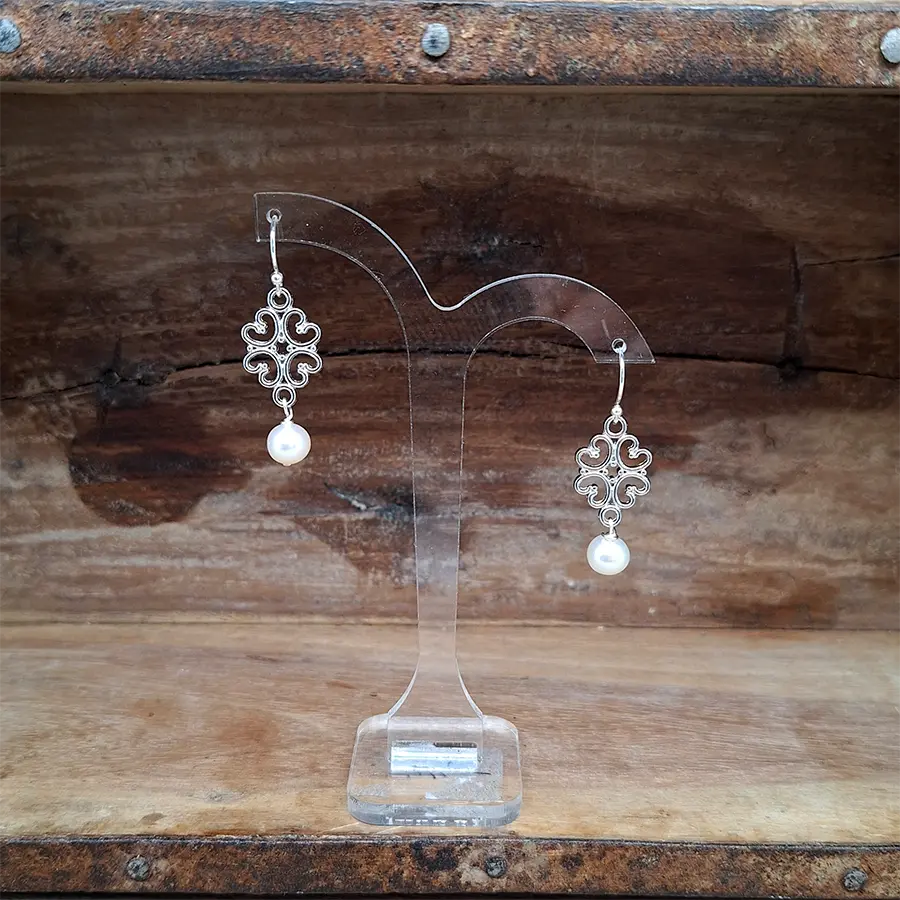 Versilberte Perlenohrringe mit Ornament und echt silbernen Ohrhängern.