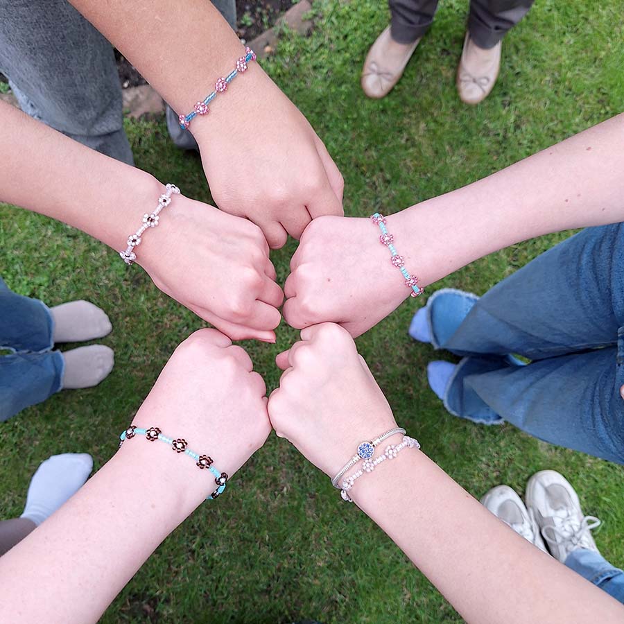 Wunderschöne Perlenarmbänder für Kinder