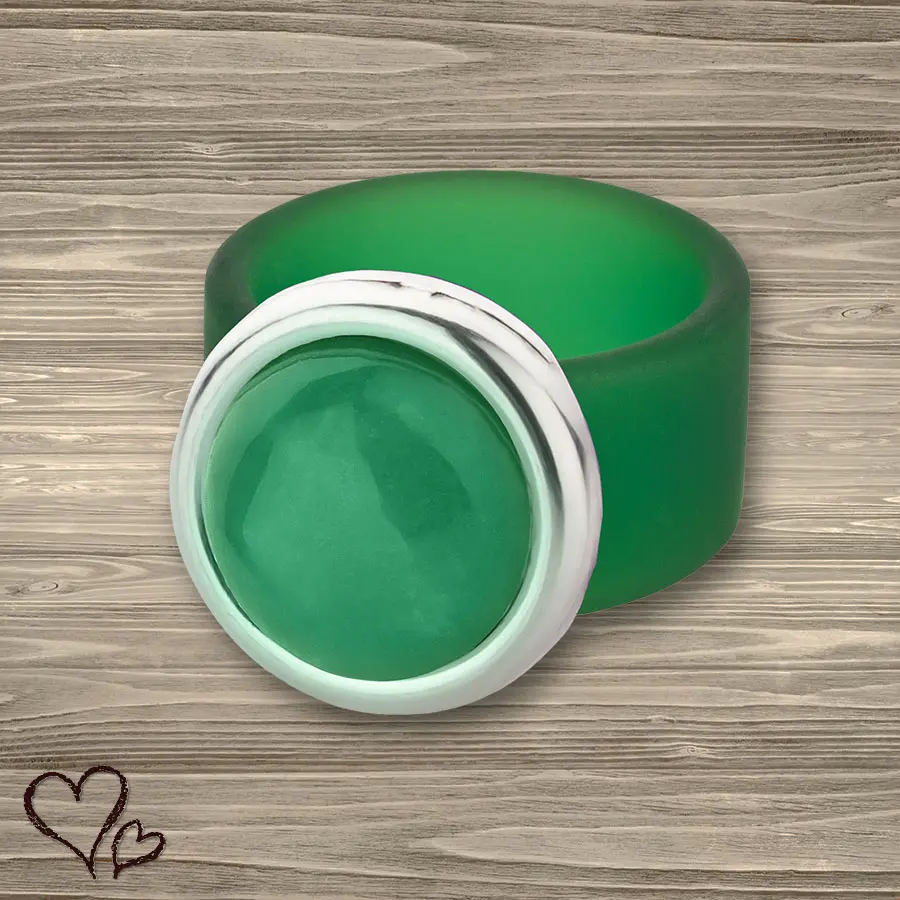 Jade Ring in Grün. Schöner breiter Ring aus handgefärbtem Gummi mit versilberter Fassung und großem grünen Jadestein
